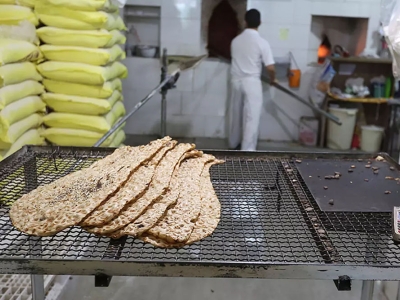 نانوایان قمی موظف به تحویل نان به زائران غیرایرانی در قبال وجه نقد هستند