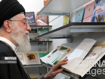  بازدیدهای رهبر انقلاب از سی و سه دوره نمایشگاه کتاب تهران