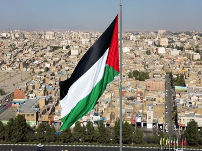 اهتزاز نماد‌های جبهه مقاومت فلسطین در ۱۰ نقطه شهر قم