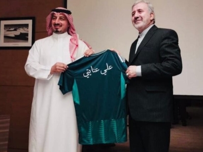 هدیه رئیس فدراسیون فوتبال عربستان به سفیر ایران