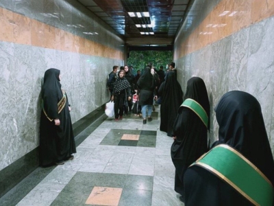 انتقاد روزنامه دانشگاه آزاد از حجاب‌بان‌های مترو تئاتر شهر