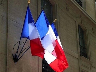 قصد پاریس برای بازگرداندن خانواده‌های دیپلمات‌هایش از تهران به فرانسه