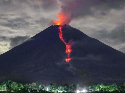 فوران آتشفشان در اندونزی؛ هشدار به ساکنان منطقه اطراف