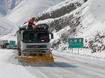 بارش برف سنگین در جاده چالوس/مردم از سفرهای غیرضروری پرهیز کنند