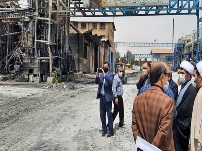 بازدید دادستان قم از محل آتش سوزی کارخانه صنایع شیمی مولدان