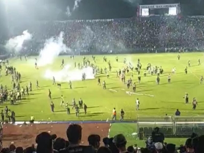 درگیری پس از مسابقه فوتبال در اندونزی ۱۲۷ کشته برجای گذاشت+فیلم
