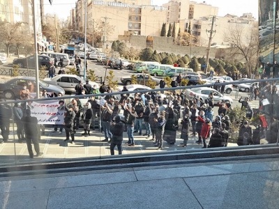 تجمع سهامداران معترض مقابل ساختمان سازمان بورس