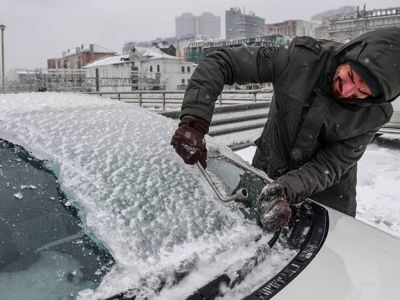 باز کردن یخ‌های روی خودرو در روسیه
