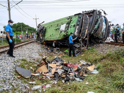 برخورد قطار با اتوبوس مسافربری در تایلند با 17 کشته