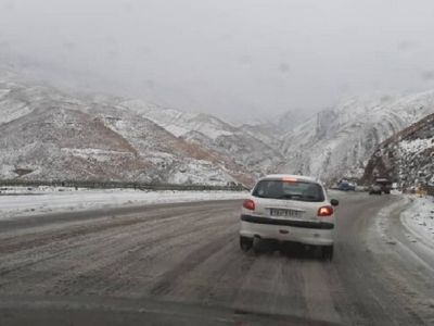 بارش برف و باران در جاده‌های ١۵ استان