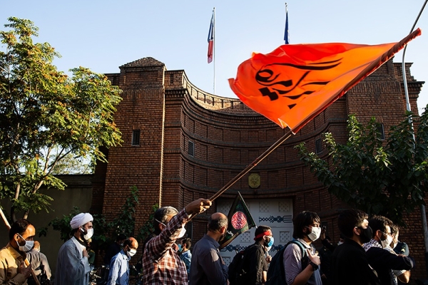 تجمع اعتراض آمیز مقابل سفارت فرانسه در تهران