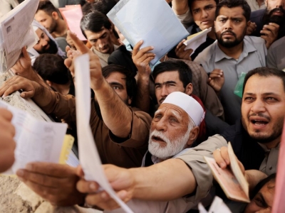 تجمع افغان‌ها برای گرفتن پاسپورت+ تصاویر