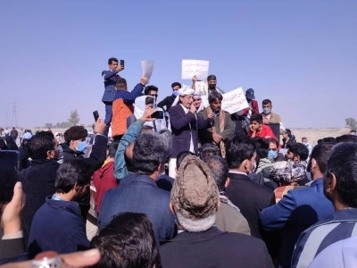 تجمع مردم سیستان نسبت به حقابه هیرمند/مردم شیشه‌ سه کامیون اتباع افغانستان را شکستند