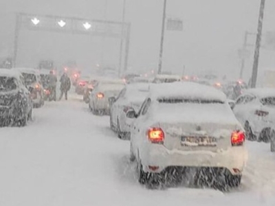 منع تردد خودروهای شخصی در پی برف و بوران شدید در استانبول+تصاویر