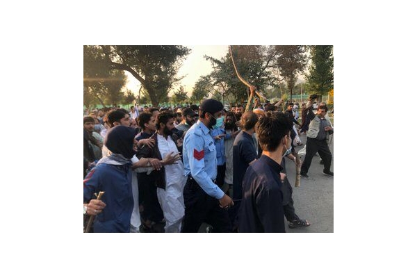 تظاهرات ضدفرانسوی در پاکستان به خشونت کشیده شد