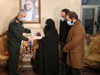 نشان «درجه یک نصر» به خانواده شهید فخری‌زاده اعطا شد