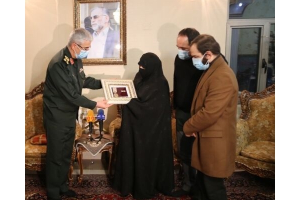 نشان «درجه یک نصر» به خانواده شهید فخری‌زاده اعطا شد