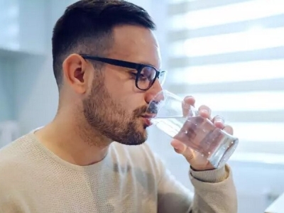 آیا نوشیدن آب زیاد، پوست را شفاف می‌کند؟