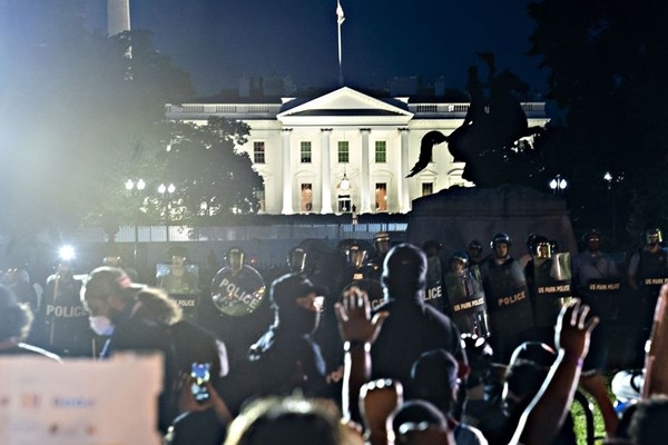 درگیری پلیس با معترضان در نزدیکی کاخ سفید در واشنگتن