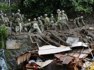 تلاش امدادگران ژاپنی برای یافتن ده ها ناپدیدشده در حادثه رانش زمین