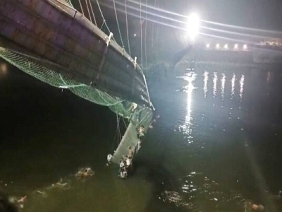 دستگیری ۹ نفر در ارتباط با حادثه ریزش پل معلق در هند