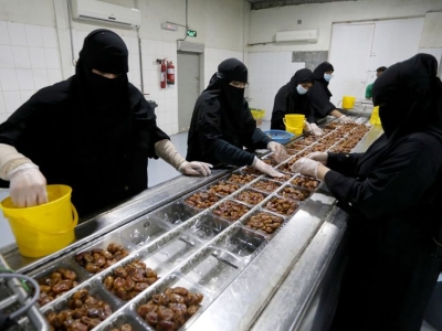 زنان عربستانی شاغل در کارخانه تولید خرما 