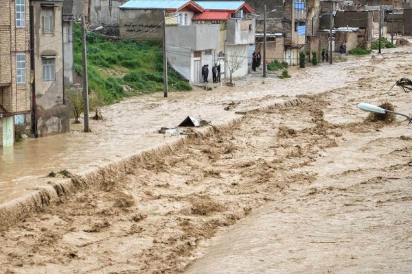 سیل در هرسین کرمانشاه؛ ۳۰۰ راس دام تلف شدند و راه ارتباطی سه روستا قطع شد