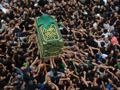 مراسم نمادین تشییع تابوت امام کاظم(ع) در کاظمین