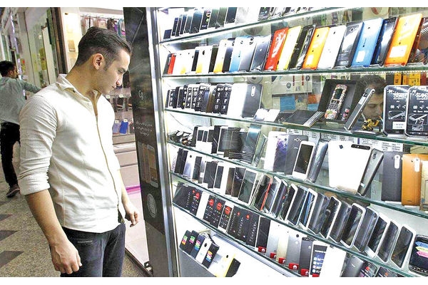 رئیس اتحادیه: موبایل نخرید، ارزان می‌شود