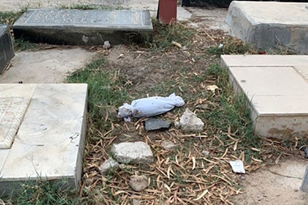 کشف جسد یک نوزاد در قبرستان گناوه بوشهر+ عکس