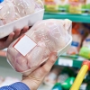 فروش مرغ با قیمت بیش از ۶۳ هزار تومان تخلف است