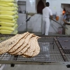 نانوایان قمی موظف به تحویل نان به زائران غیرایرانی در قبال وجه نقد هستند