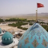 اهتزاز پرچم سرخ انتقام بر فراز گنبد مسجد جمکران
