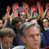 شعارهای معترضان در کنگره آمریکا با دست‌های قرمز رنگ