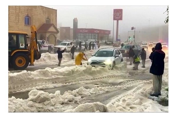 بارش شدید تگرگ در غرب عربستان جاده‌ها را مسدود کرد