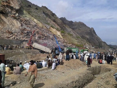 رانش‌زمین در مرز پاکستان و افغانستان/دفن چندین خودرو با سرنشینانشان