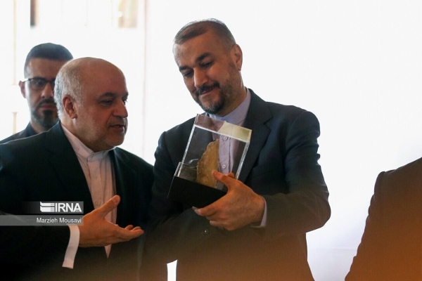 وزیر امور خارجه نماد مقاومت حزب‌الله را دریافت کرد