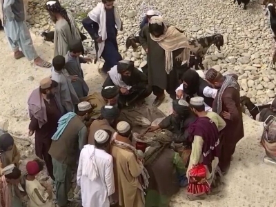  تصاویر عجیب از خرید و فروش تریاک در افغانستان+فیلم