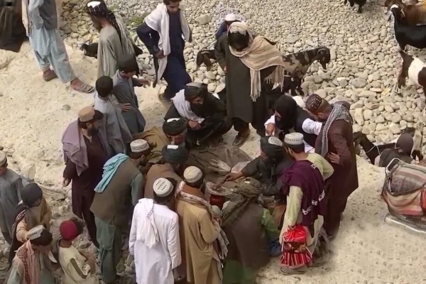  تصاویر عجیب از خرید و فروش تریاک در افغانستان+فیلم