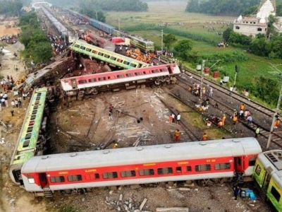 ۳۰۰ کشته و 1000 زخمی در پی حادثه تصادف قطار در هند+ تصاویر