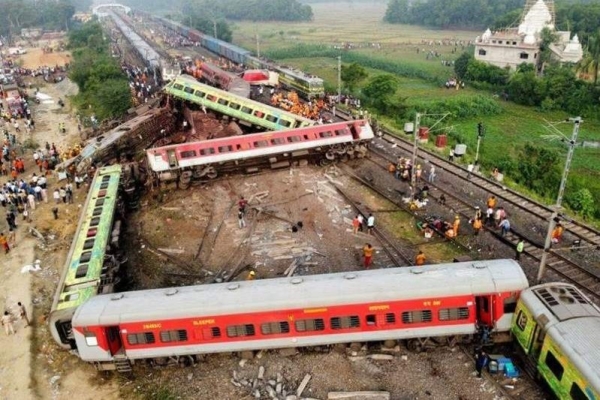 ۳۰۰ کشته و 1000 زخمی در پی حادثه تصادف قطار در هند+ تصاویر