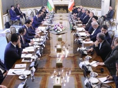 رئیسی: ایران مانعی برای گسترش روابط با همسایگان نمی بیند