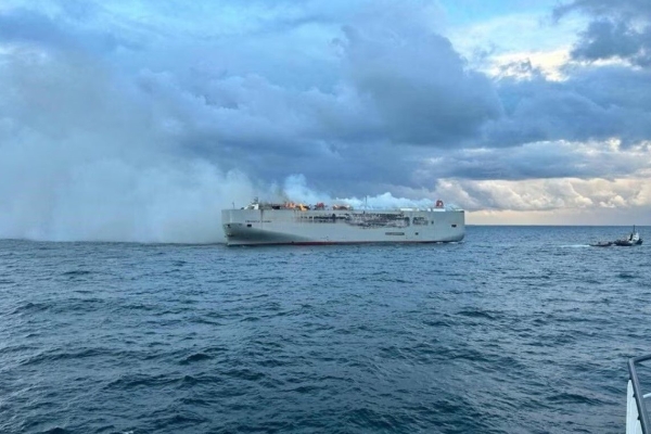 آتش سوزی کشتی حامل حدود ۳۰۰۰ خودرو در هلند+ فیلم