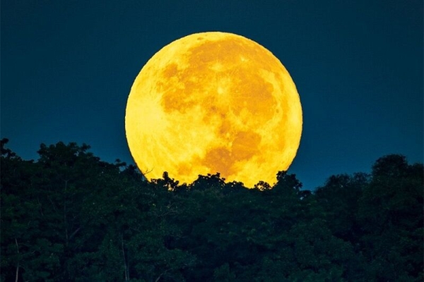 دومین «اَبَر ماه» سال، آسمانِ امشب را روشن می‌کند