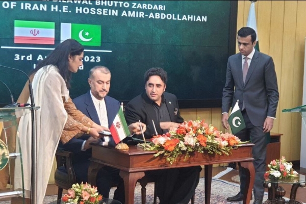 ایران و پاکستان ۴ سند و تفاهمنامه همکاری امضا کردند