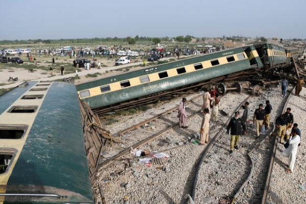 قربانیان سانحه ریلی در پاکستان به 30 کشته و 100 مجروح رسید