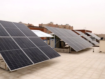 نصب پنل خورشیدی در بام مدرسه‌ای در منطقه پردیسان قم