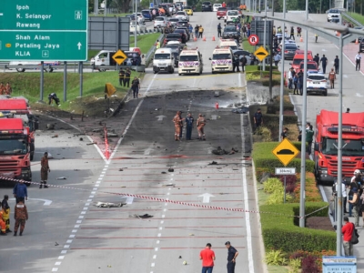 ۱۰ کشته بر اثر سقوط هواپیما در جاده‌ای در مالزی