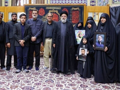 رئیسی با خانواده شهدای امنیت در مشهد دیدار کرد