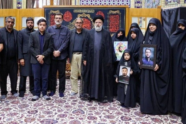 رئیسی با خانواده شهدای امنیت در مشهد دیدار کرد